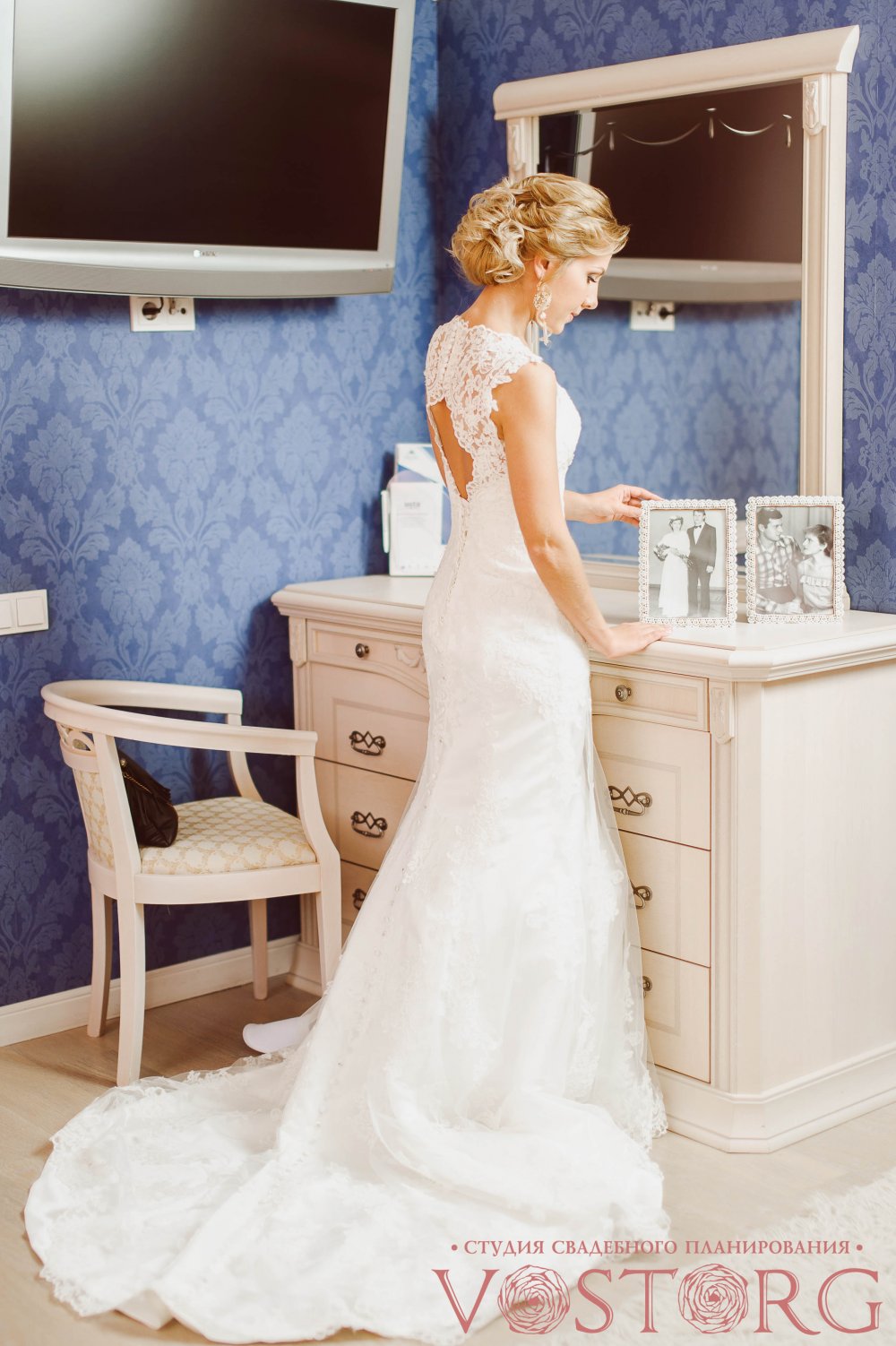 "Восточная сказка" Мы подготовили подарки для родителей - это фото с их свадеб, которые мы оформили в рамочки.