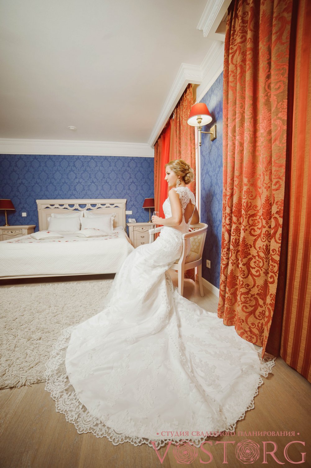 "Восточная сказка" Наш стилист предложила платье невесты А-силуэт оформленное кружевом и напоминающее восточный орнамент.