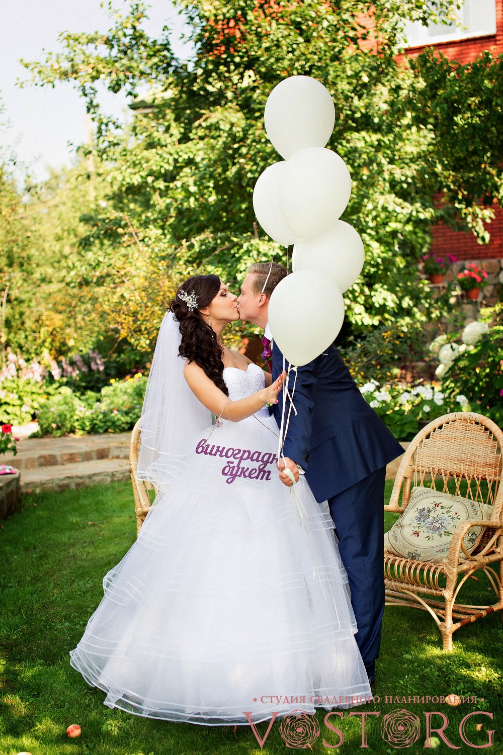 Свадьба "Виноградный букет"   Для настроения праздника были организованы белые воздушные шары.