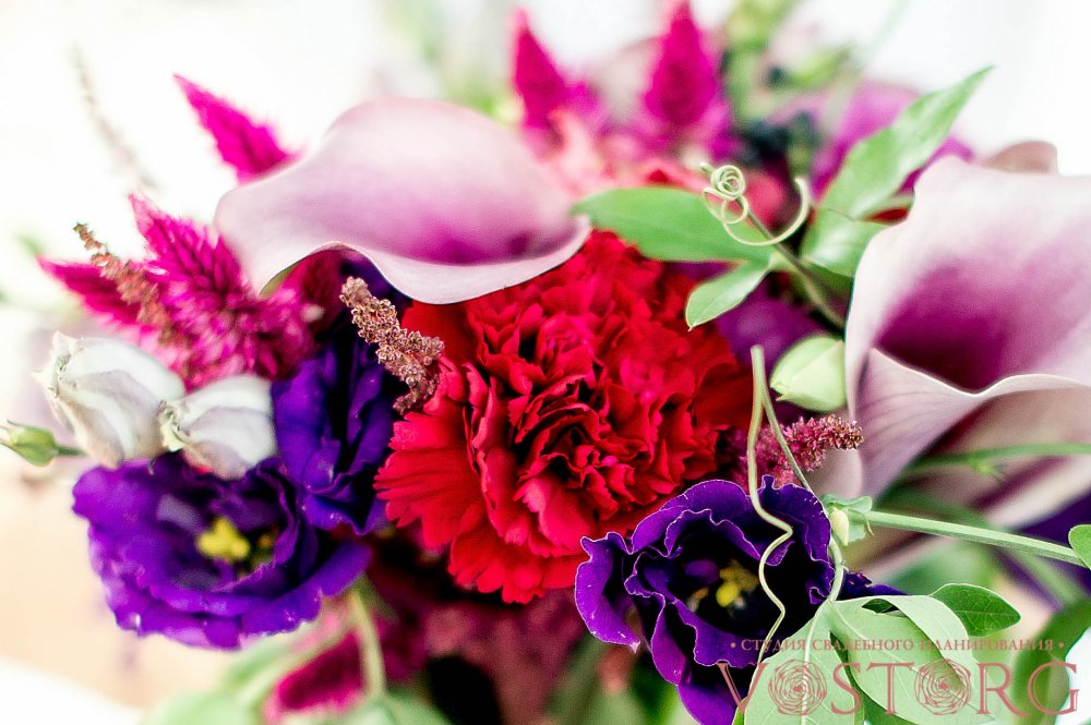 Свадьба "Виноградный букет"   Букет был выполнен в форме виноградной грозди и имел достаточно легкую и воздушную форму.