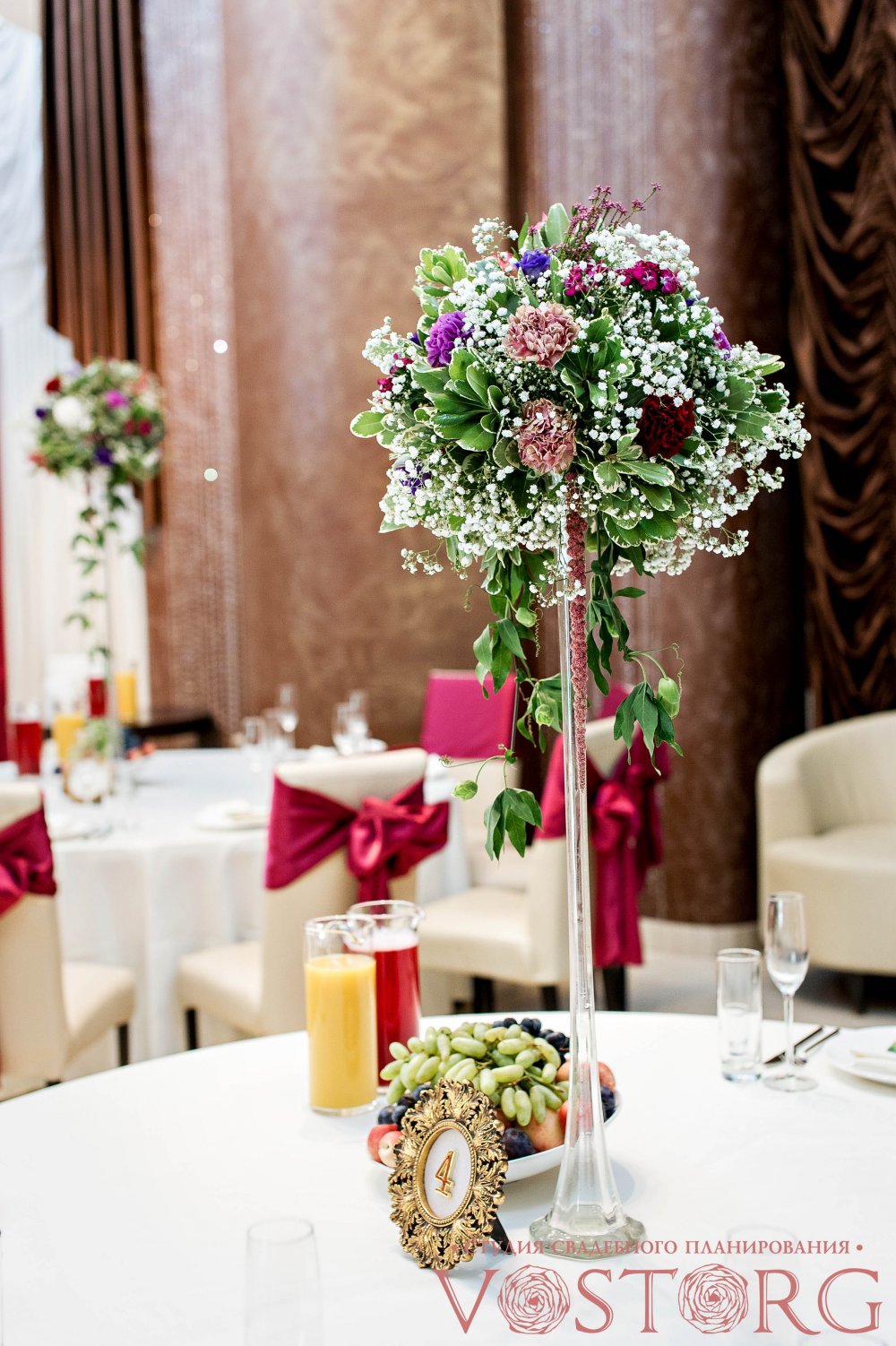 Свадьба "Виноградный букет"   Легкие и воздушные букеты парили над столами гостей.