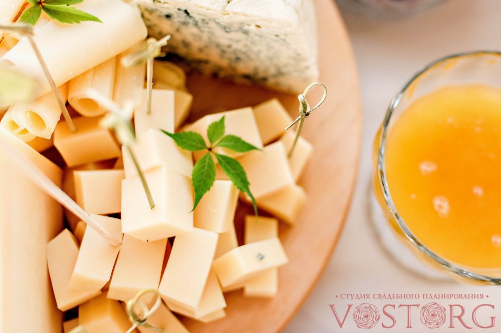 Свадьба "Виноградный букет" К сырам был предложен мёд и орешки  