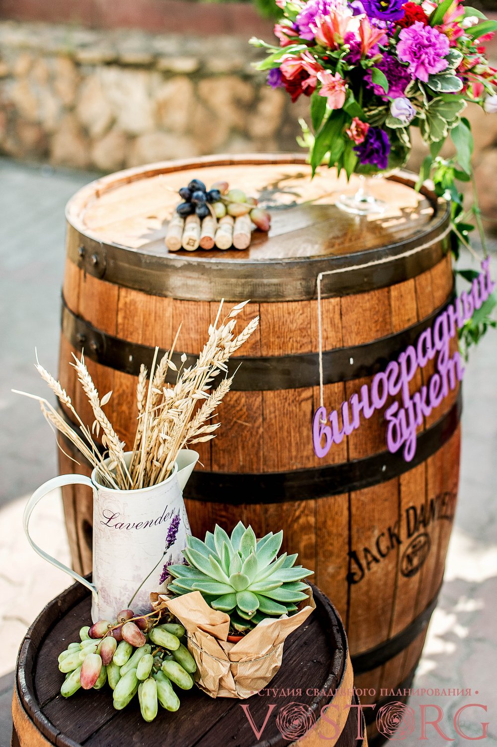 Свадьба "Виноградный букет" Бочка отлично дополнила зону выездной церемонии, а подушечкой из пробок мы поддержали тематику.  