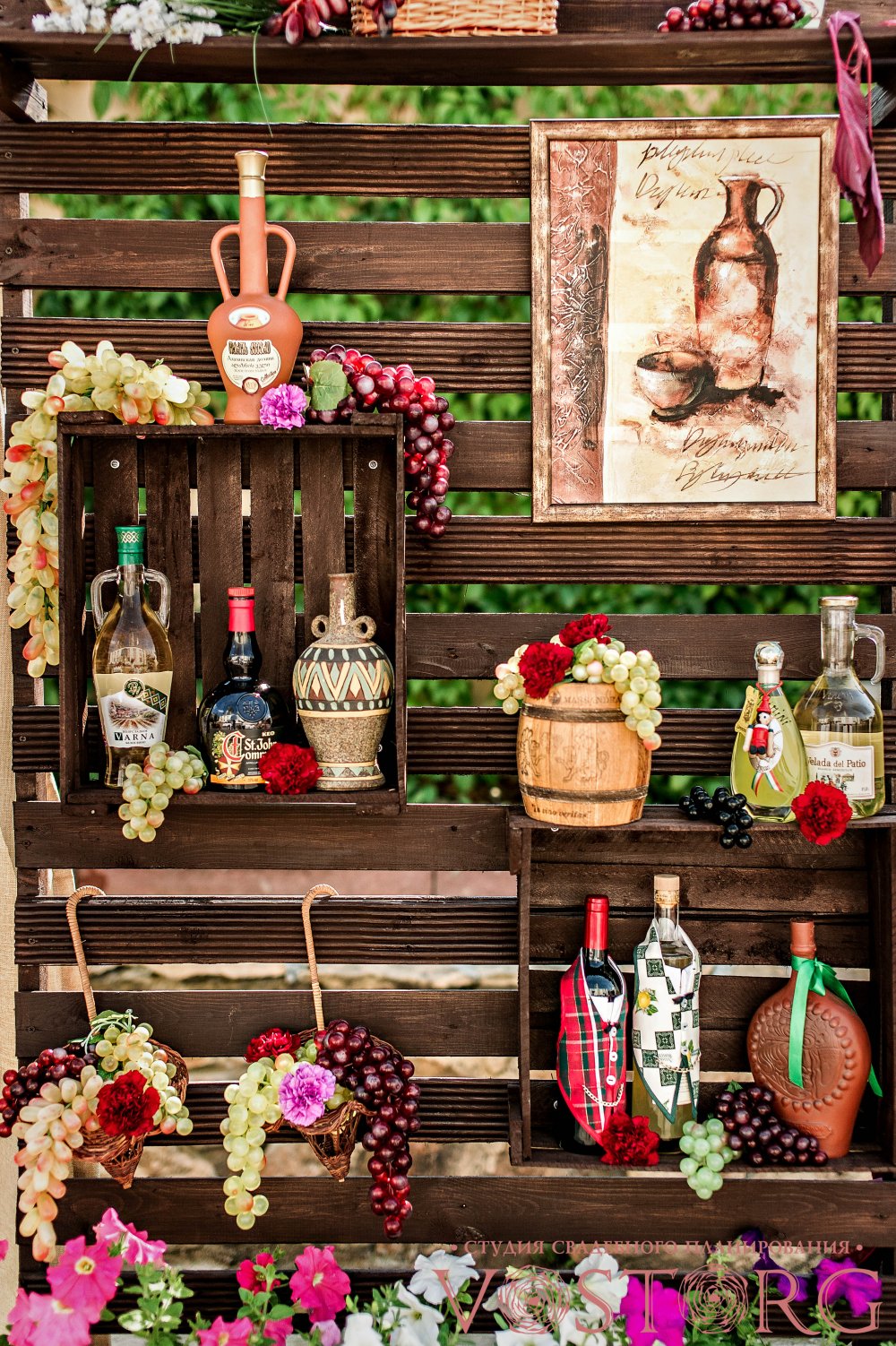 Свадьба "Виноградный букет"   Зону регистрации мы наполнили тематическим реквизитом: виноград, бутылки вина,  ящики, тематические картины. 