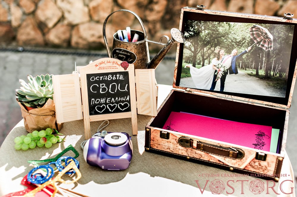 Свадьба "Виноградный букет"   Для гостей был организован столик для пожеланий, где гости могли сфотографировавшись на полароид, приклеить фотографию к карточке и оставить свое пожелание на память.