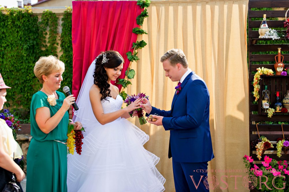 Свадьба "Виноградный букет" Декорации на выездной церемонии создавали антураж комнаты со шкафом и закрытым окном! Это оформление помогло создать особый домашний уют на выездной церемонии.  