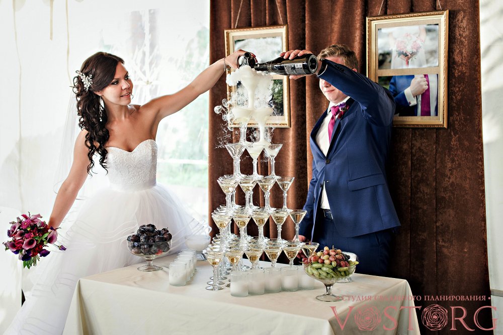 Свадьба "Виноградный букет"   После регистрации молодожены наполнили горку шампанского с использованием эффектной дымки сухого льда!