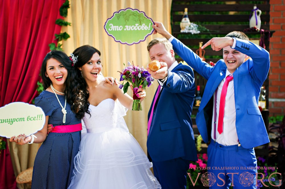 Свадьба "Виноградный букет"   Для фотосессии мы подготовили тематический реквизит и забавные таблички, благодаря этому фотосессия с гостями прошла весело и увлекательно!