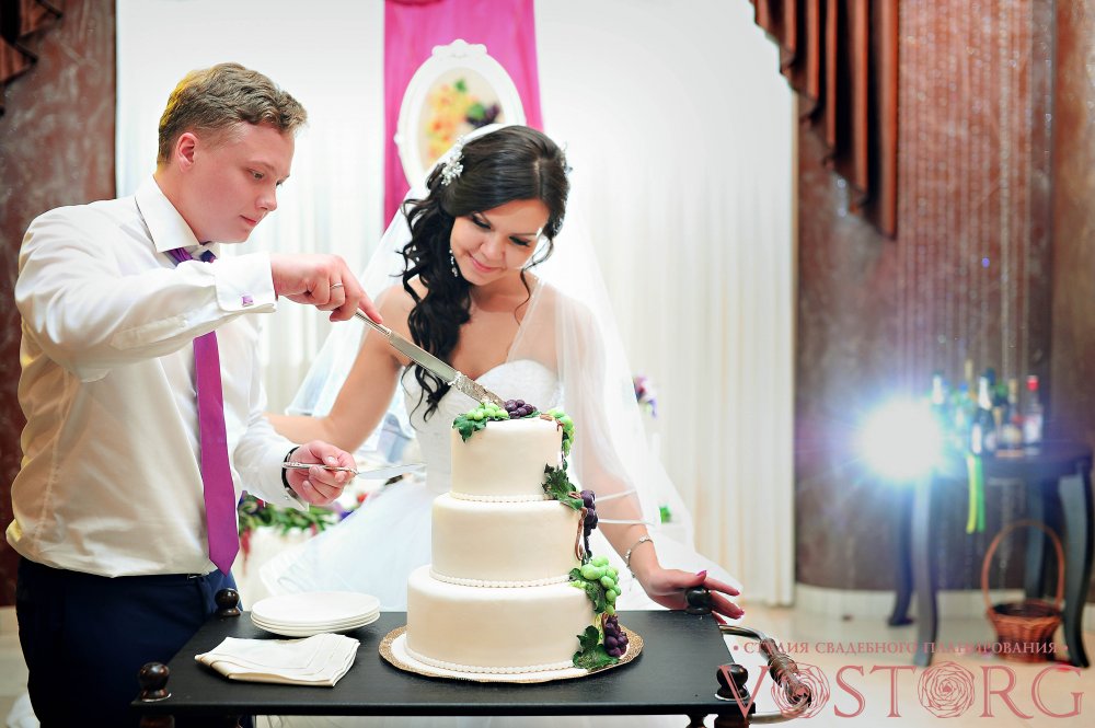 Свадьба "Виноградный букет" Свадебный торт был выполнен в тематике свадьбы и украшен сладкими гроздями винограда