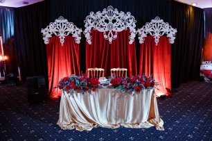 Оформление сюжетной свадьбы "Его Величество случай"