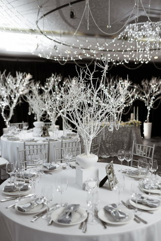 романтичная зимняя свадьба, веточки в декоре столов на зимней свадьбе, организатор VOSTORG