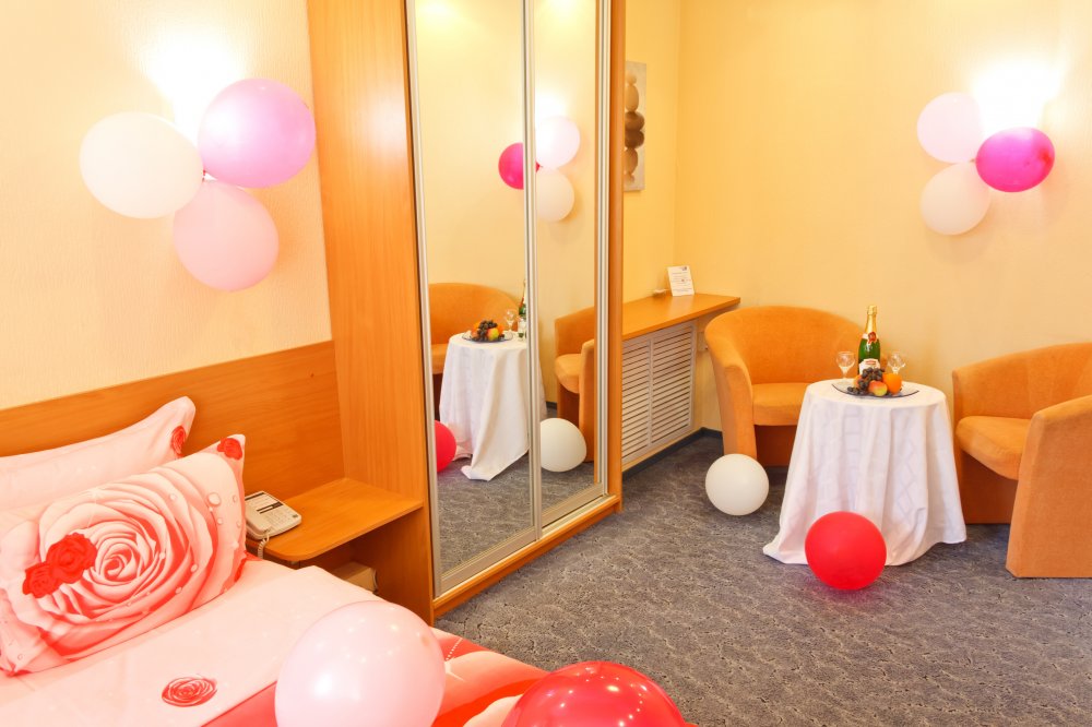 Комфортабельный номер с угловой ванной, кондиционер, фен, кабельное ТВ, Wi-Fi, оформление шарами. Шампанское, фрукты и завтрак в подарок!