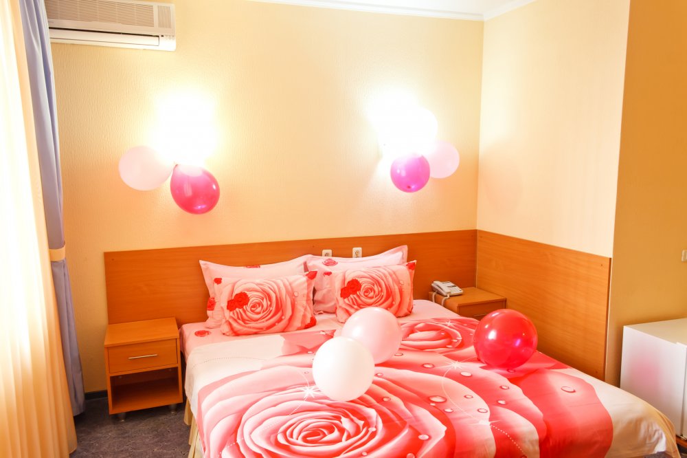 Комфортабельный номер с душевой кабиной, кондиционер, фен, кабельное ТВ, Wi-Fi, оформление шарами. Шампанское, фрукты и завтрак в подарок!