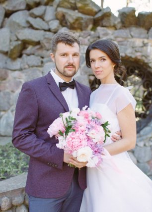 Сиреневая свадьба. Фото жениха и невесты