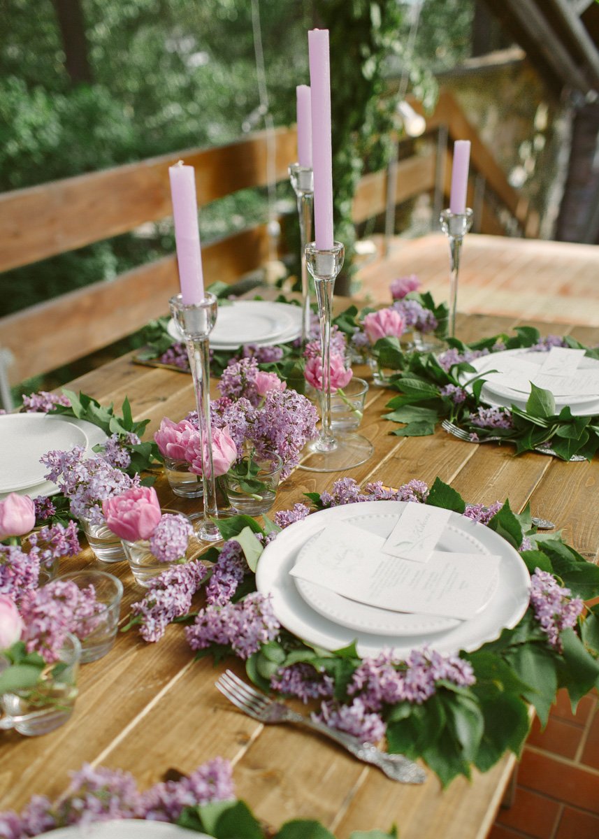 Свечи и сирень в декоре свадебного стола
