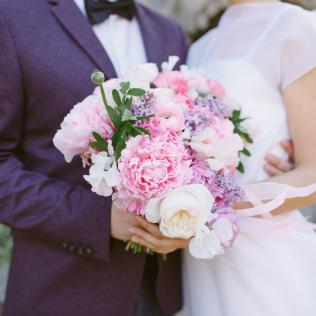 В ожидании весны: все оттенки сиреневого для свадьбы мечты