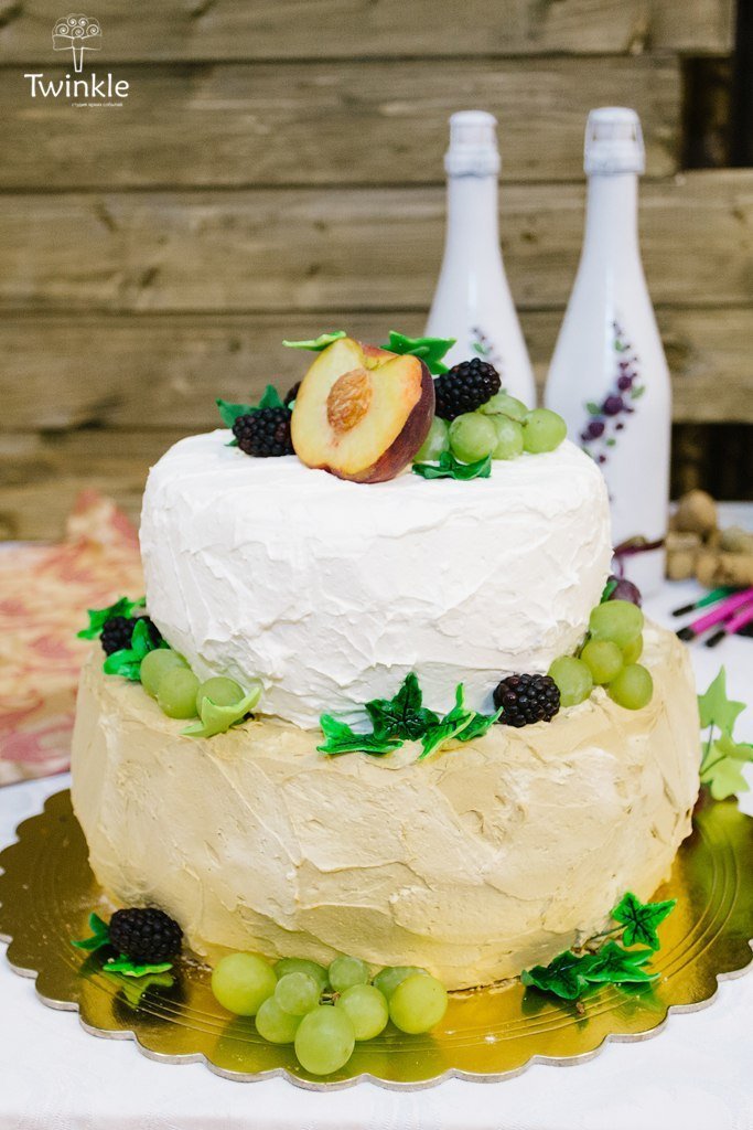 Свадебный торт с персиками ежевикой и виноградом