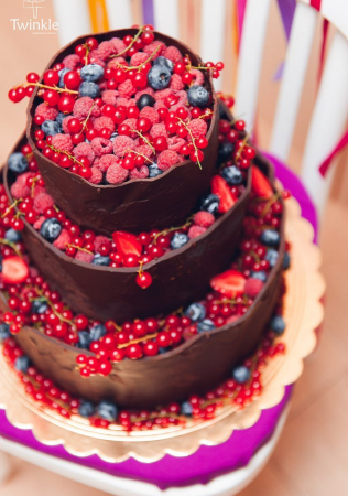 свадебный торт с ягодами, организатор TWINKLE