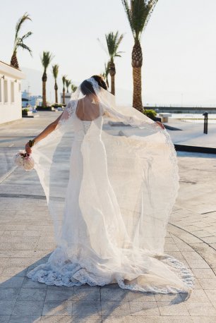 Длинная фата с кружевом создает утонченный образ невесты