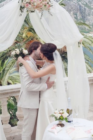 Первый поцелуй жениха и невесты