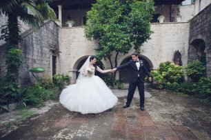 Танец в каменном дворике