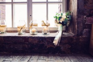 Букет невесты и свечи в баночках