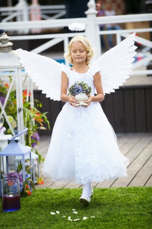 Милый ангелочек на свадьбе