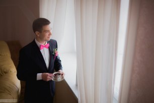 Темно-синий костюм жениха