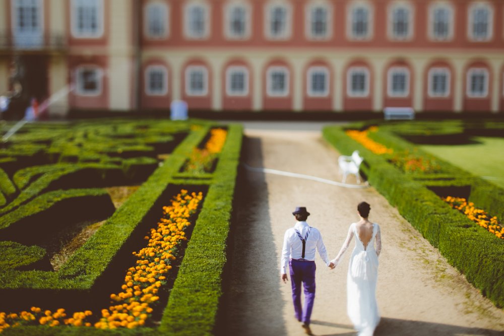 Ксения и Вадим на прогулке в саду замка Добриж. Фото Игорь Павлов