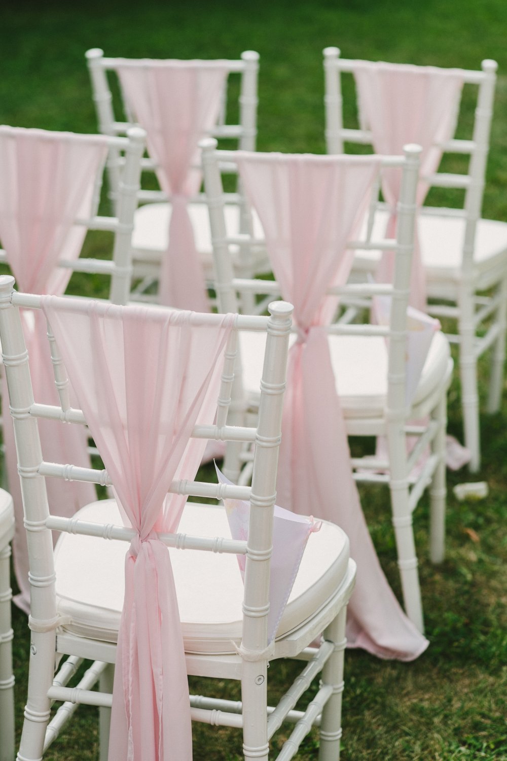 10 идей украшения свадебных стульев