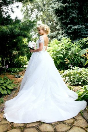 Платье невесты с шлейфом