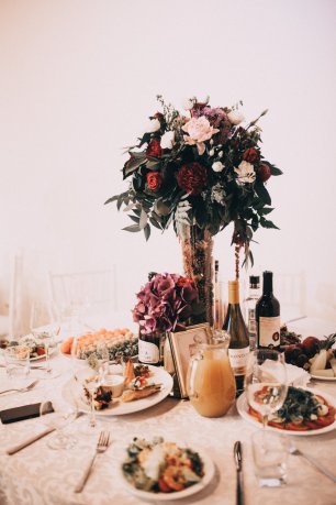 Цветочная композиция на стол в бордовом цвете