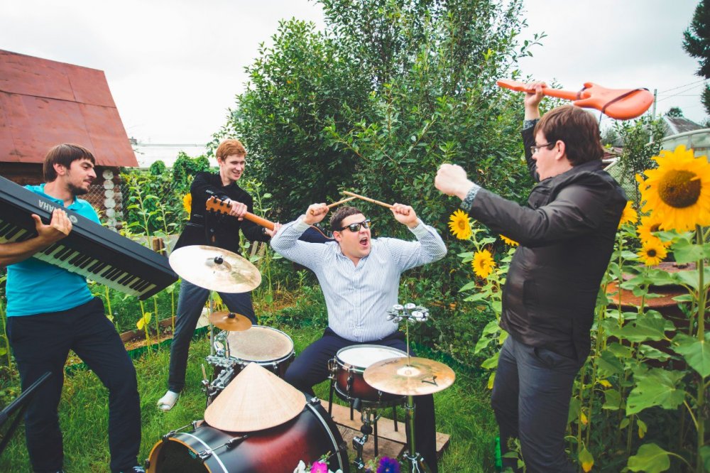 Мальчишник можно провести, готовя с друзьями сюрприз для невесты.