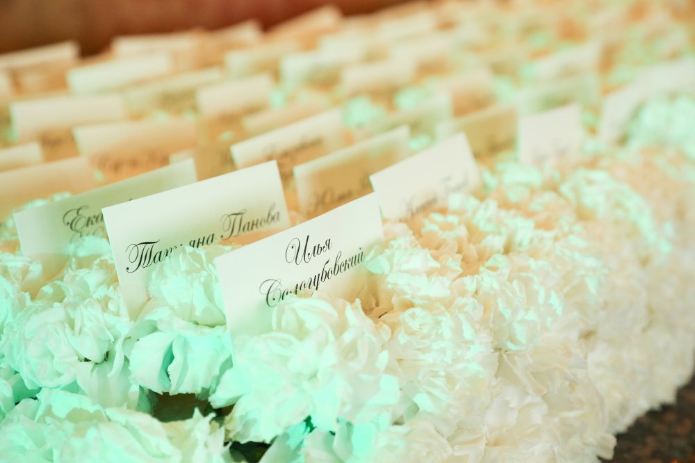 WeDoAgency. Цветочное панно с карточками рассадки гостей по столам. Свадьба в Москве.