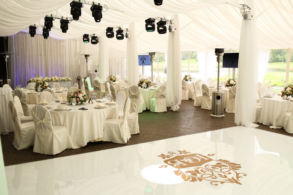 WeDoAgency. Глянцевый свадебный танцпол с гербом новой семьи. Свадьба в Москве, Август 2013