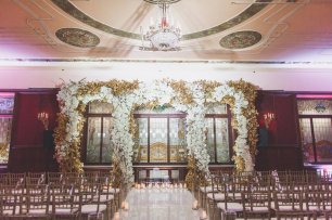 Церемония на фоне витражного окна легендарного отеля "Метрополь" в Москве