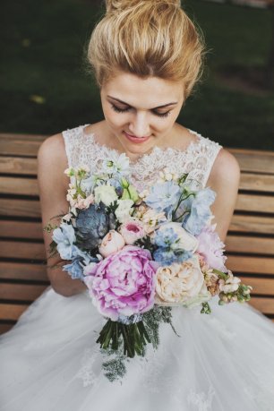 Букет невесты с пионами и суккулентами