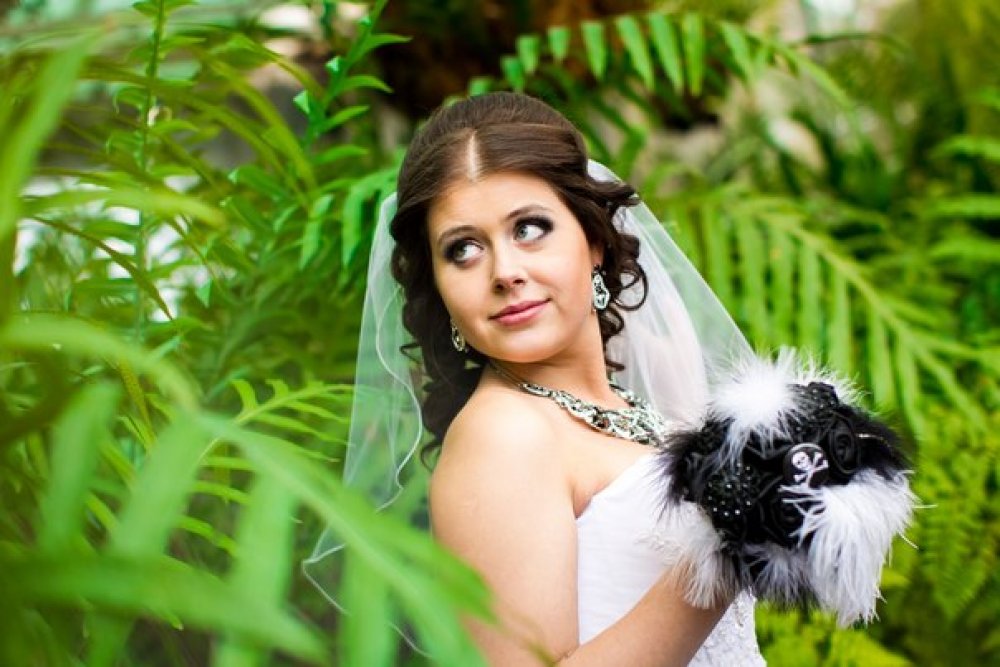 букет из цветов из атласных лент, брошек и перьев для свадьбы в "пиратском стиле"