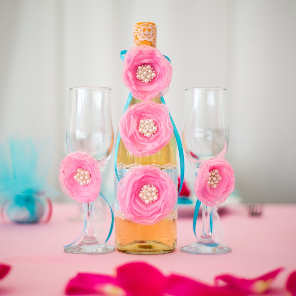 декор бутылки на годовщину свадьбы и бокалов