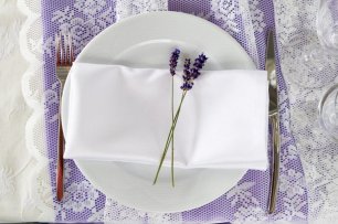 Лаванда в сервировке стола