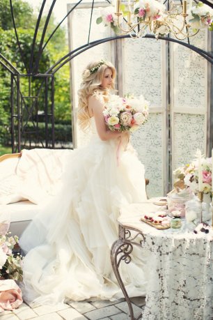 Нежное утро невесты под открытым небом