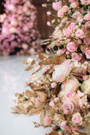 Оформление зоны церемонии в розово-золотых тонах