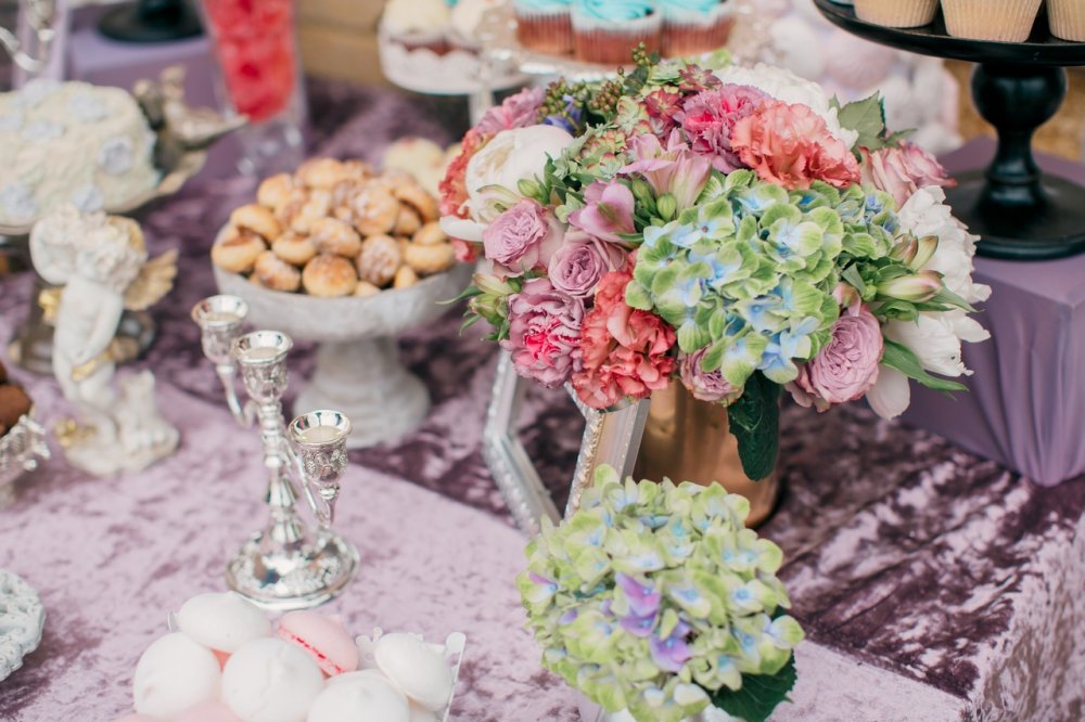 Декор кенди-бара на изысканной свадьбе Дениса и Арины