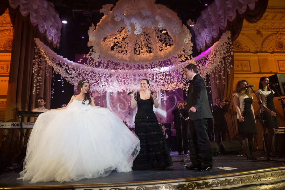 Молодожены с Еленой Ваенгой