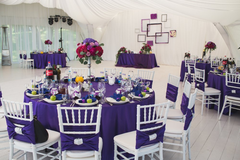 Смелый декор зала в фиолетовом цвете