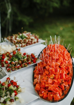 свадебный фуршет с фруктами, организация свадьбы LUCKSHERRY WEDDING