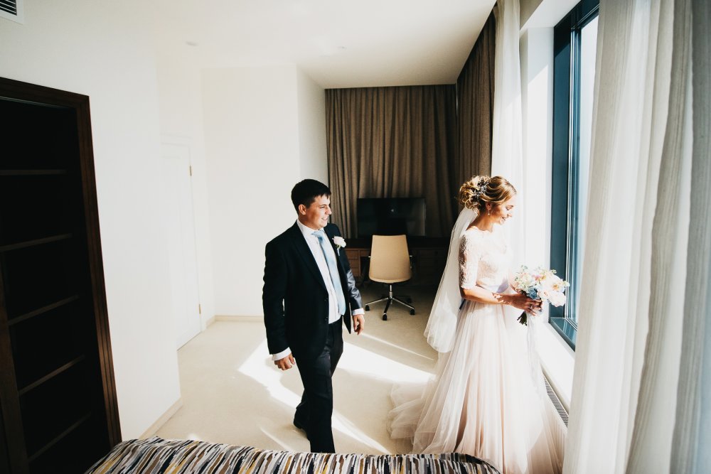 #kakorinywed
Организация Таня Елисеева
Декор и флористика Hlorisflowers 
Полиграфия Oksanamike
Фотографы Женя Гартон и Кира Невская
Платье невесты Весна Мария
Стилист Алена Агаларова
Украшения @namfleg_russia
Ведущий Борис Елисеев