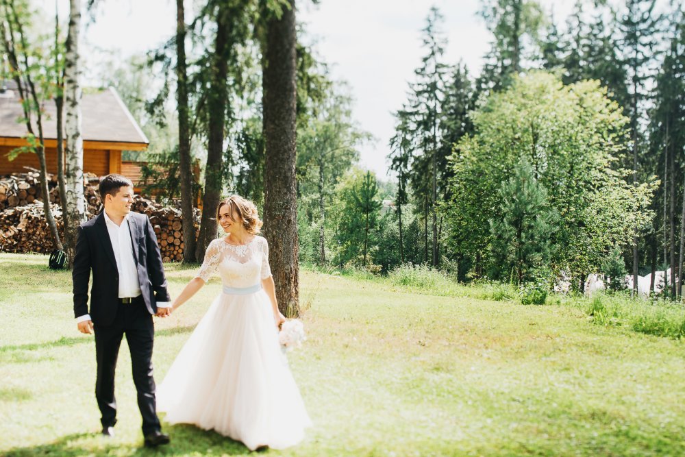 #kakorinywed
Организация Таня Елисеева
Декор и флористика Hlorisflowers 
Полиграфия Oksanamike
Фотографы Женя Гартон и Кира Невская
Платье невесты Весна Мария
Стилист Алена Агаларова
Украшения @namfleg_russia
Ведущий Борис Елисеев