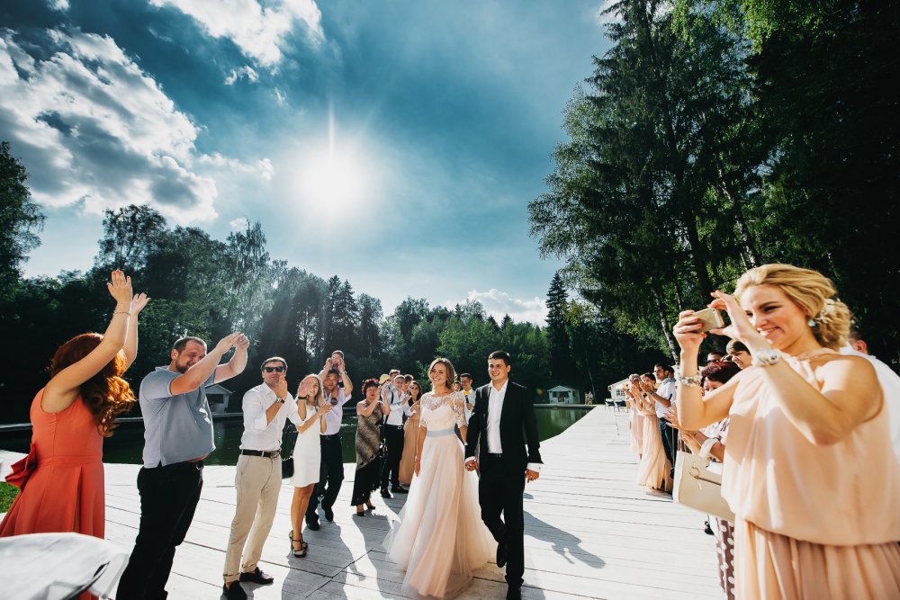 #kakorinywed
Организация Таня Елисеева
Декор и флористика Hlorisflowers 
Полиграфия Oksanamike
Фотографы Женя Гартон и Кира Невская
Платье невесты Весна Мария
Стилист Алена Агаларова
Украшения @namfleg_russia
Ведущий Борис Елисеев