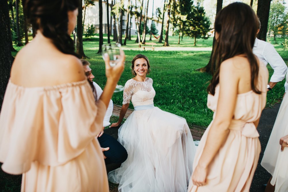 #kakorinywed
Организация Таня Елисеева
Декор и флористика Hlorisflowers 
Полиграфия Oksanamike
Фотографы Женя Гартон и Кира Невская
Платье невесты Весна Мария
Стилист Алена Агаларова
Украшения @namfleg_russia
Ведущий Борис Елисеев